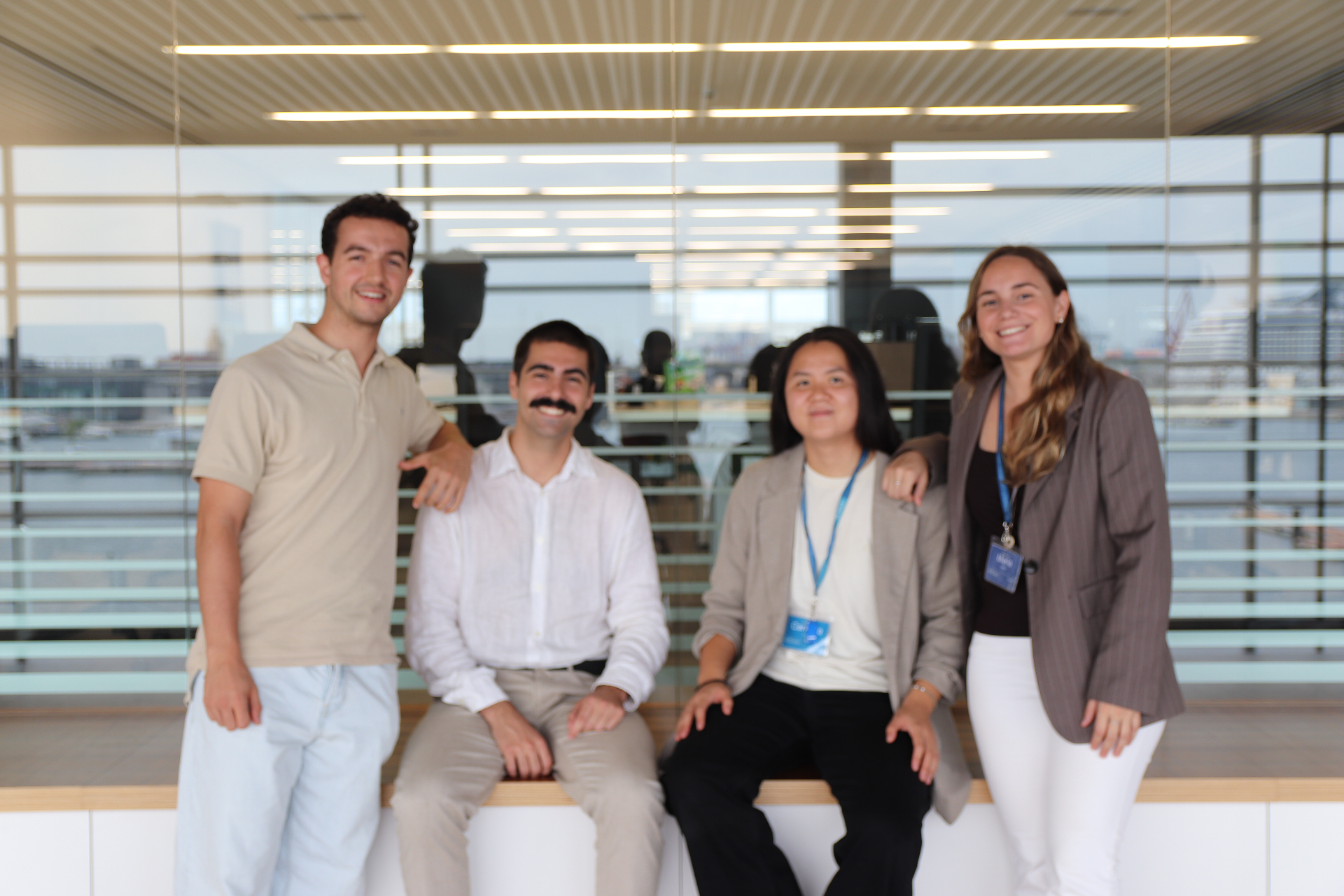 Equipo de Agora Tech en la oficina
